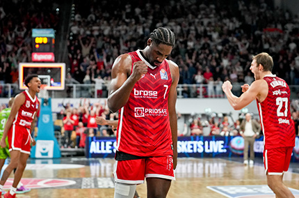 Spiele des Basketball-Team Bamberg Baskets freuen sich nach einem erfolgreichen Korbwurf. Foto von Thomas Ochs.