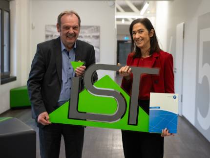 Dr. Martin Wonik hält gemeinsam mit Dr. Katrin Gessner-Ulrich das IST-Logo hoch.