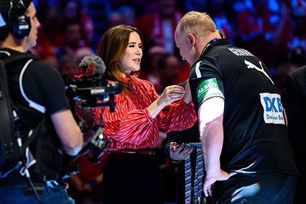Königin Mary von Dänemark überreicht Dr. Simon Overkamp die Silbermedaille der Handball-Europameisterschaft