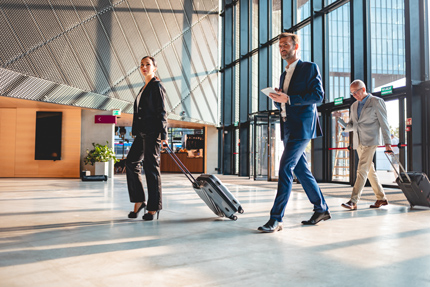 Menschen mit Gepäck am Flughafen