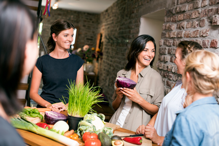 Vegane Ernährungsberaterin mit Kundinnen