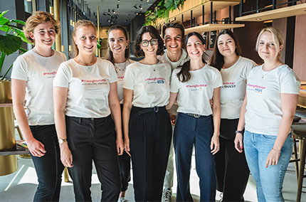 8 junge Frauen stehen zusammen und tragen T-Shirts mit der Aufschrift "Young Rockstar"