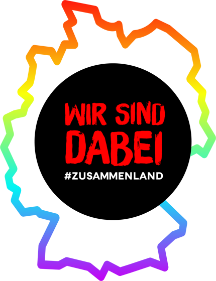 Schriftzug "Zusammenland: wir sind dabei" in einer Umrisskarte der Bundesrepoublik Deutschland in Regenbogenfarben