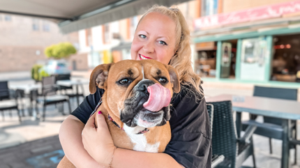 Andrea Frau mit Hund im Arm