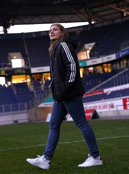 Sportmarketingmanagerin Laura Van Loosen im Fußballstadion